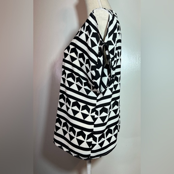 Lush Black and White Geometric Blouse Women’s Size Small Short Sleeve - Picture 3 of 7